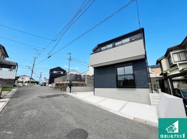 神戸市西区今寺　新築一戸建ての前面道路含む現地写真|周辺は閑静な住宅街！前面道路広々で車の出し入れも便利です。駐車が苦手な方でも安心して車庫入れできます！