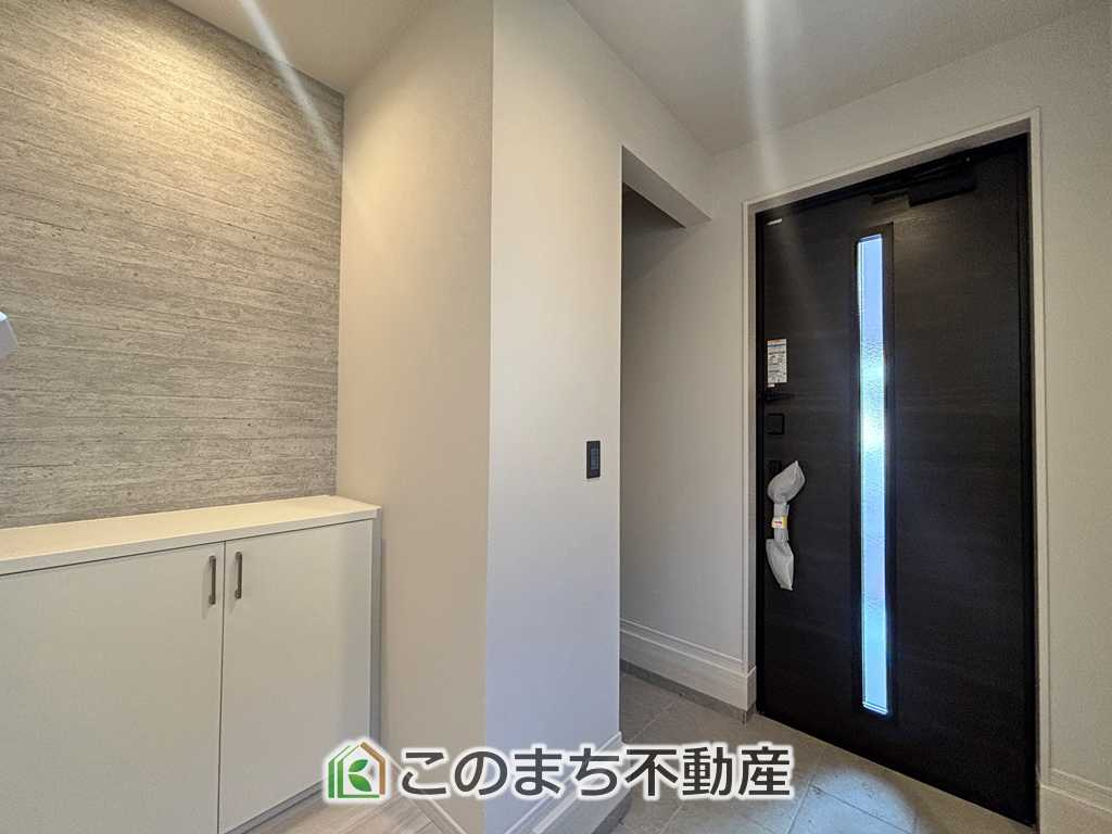 リガーレ小山市土塔8期の玄関|玄関キーは上下２箇所のダブルロックキーと防犯性の高い電池錠で安全に配慮してます。