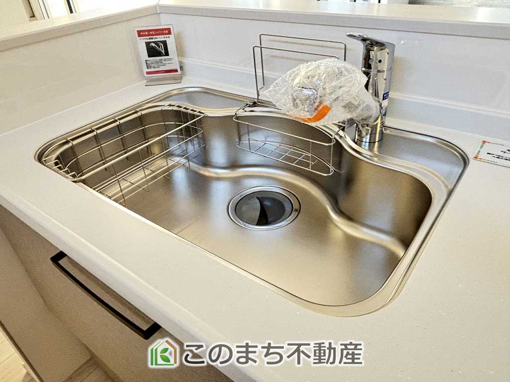 リガーレ小山市土塔8期のキッチン|ビルトイン型浄水器を内蔵したキッチン水栓。お米を研いだり、野菜を洗ったりするときなど用途に応じてワンタッチで浄水に切り替えが可能です。カートリッジ式なので、フィルターを簡単に交換する事が出来ます。