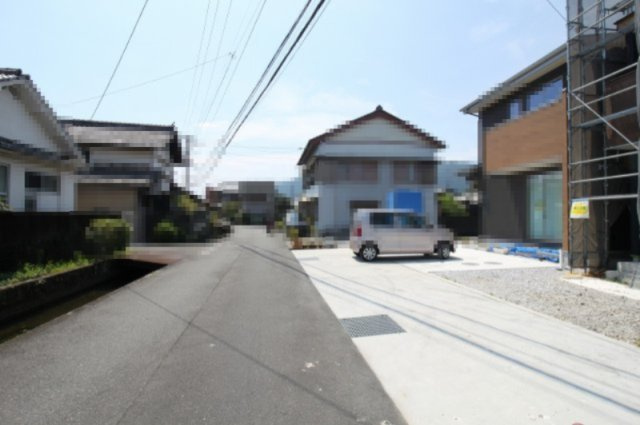 土佐市高岡町乙　新築戸建　東棟（全2区画）の前面道路含む現地写真