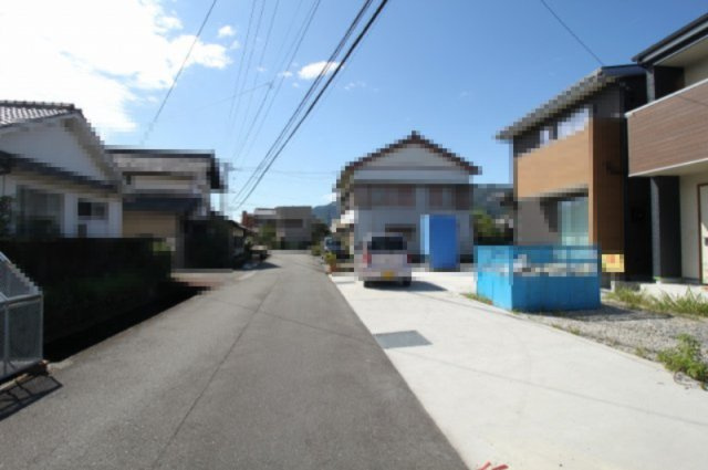 土佐市高岡町乙　新築戸建　東棟（全2区画）の前面道路含む現地写真