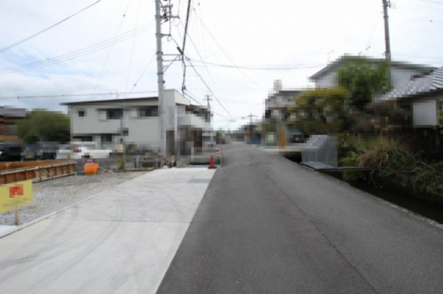 土佐市高岡町乙　新築戸建　東棟（全2区画）の前面道路含む現地写真