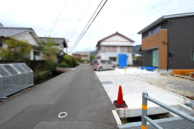 土佐市高岡町乙　新築戸建　東棟（全2区画）の前面道路含む現地写真