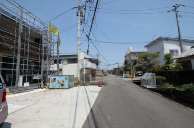 土佐市高岡町乙　新築戸建　東棟（全2区画）の前面道路含む現地写真