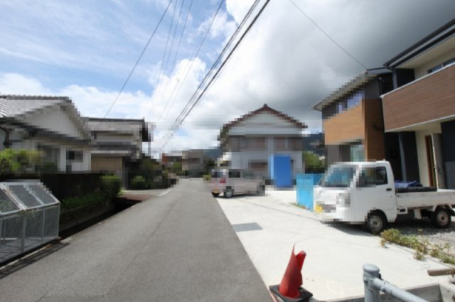 土佐市高岡町乙　新築戸建　東棟（全2区画）の前面道路含む現地写真