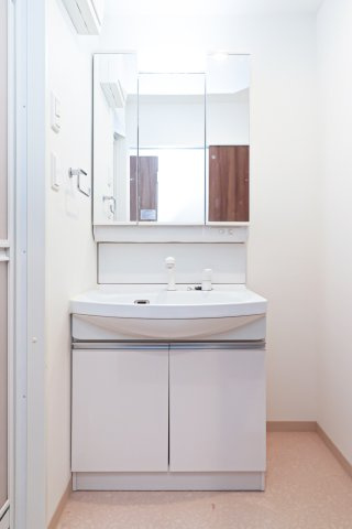 サヴォイラクアティック　10階の洗面所|別別号室のものです。現状優先になります。