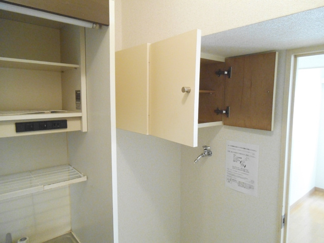 北区浮間２丁目の賃貸マンションの収納|洗濯機置き場上部の収納です。