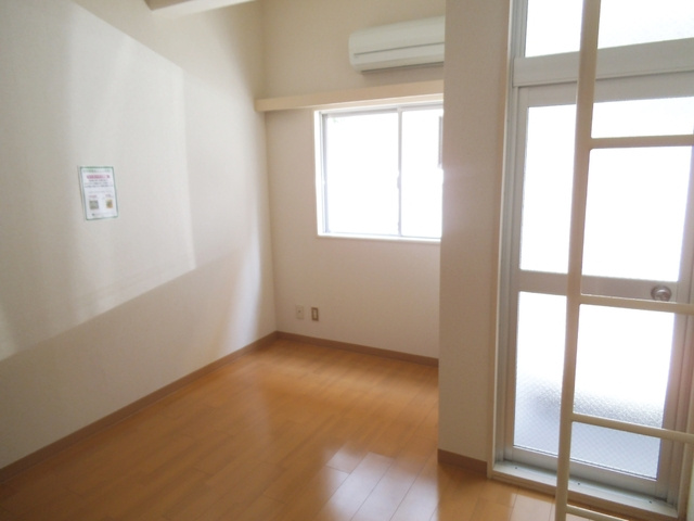 北区浮間２丁目の賃貸マンションの居間・リビング|窓がたくさんあってとても明るい室内です。