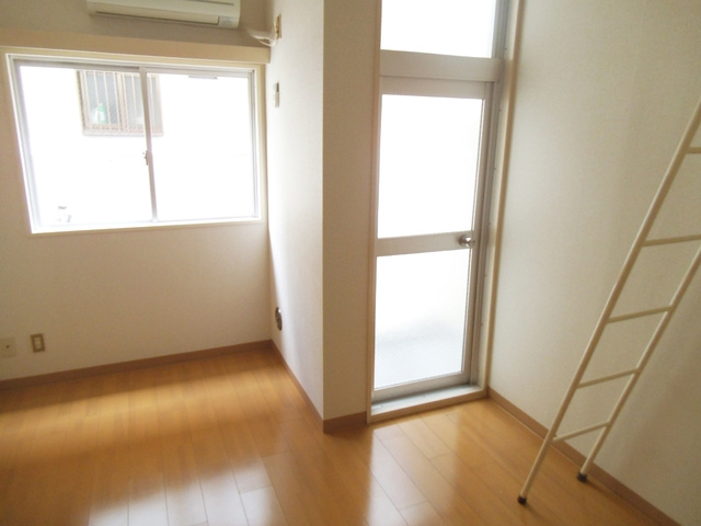 北区浮間２丁目の賃貸マンションの居間・リビング|窓からはたくさん光が入ってきて明るいお部屋になっています☆