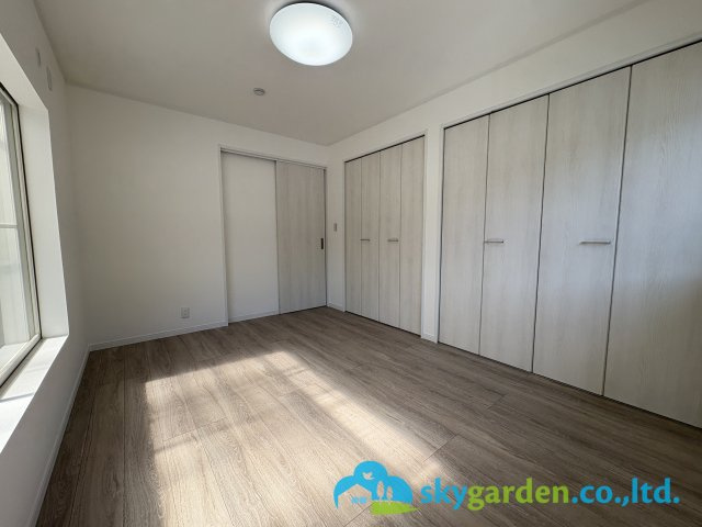 藤沢市片瀬2丁目　一戸建の寝室|広くて明るい寝室