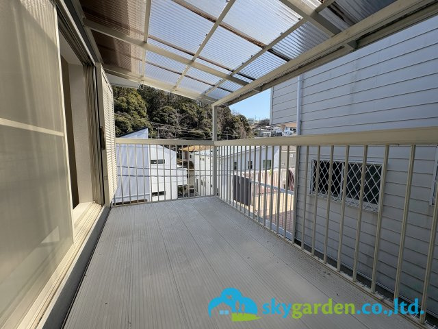 藤沢市片瀬2丁目　一戸建のバルコニー|お洗濯にも便利なバルコニー付き