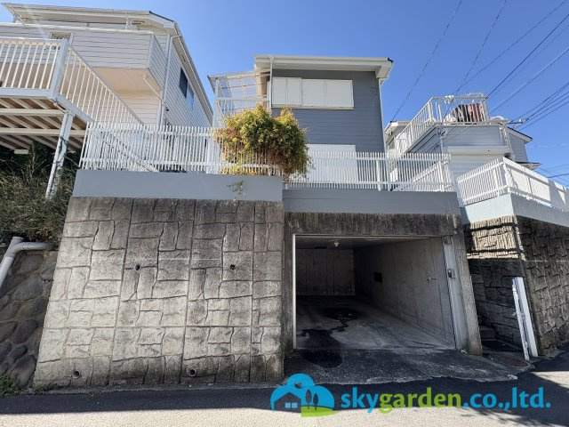 藤沢市片瀬2丁目　一戸建の外観|ゆったりとした玄関です