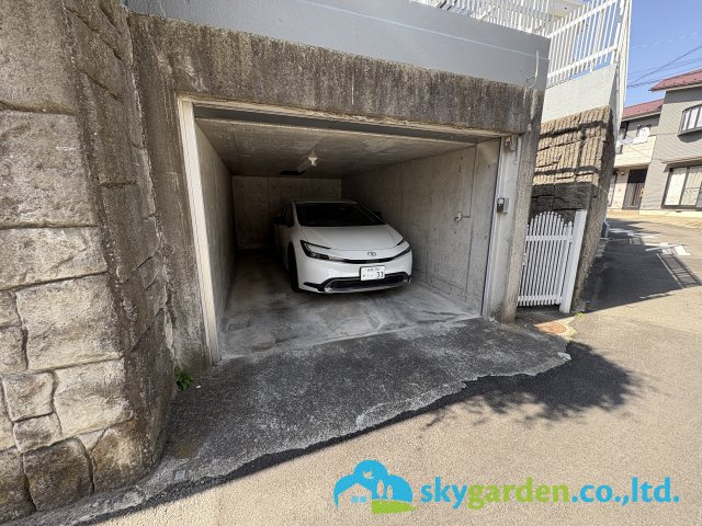 藤沢市片瀬2丁目　一戸建の駐車場|普通車確り入ります（高さ注意）