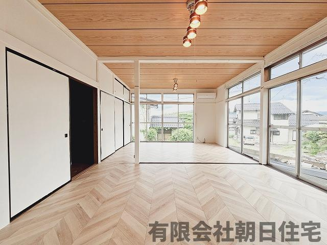 【洋室】 | 古志原2丁目収益戸建 | 大きな窓で解放感があります