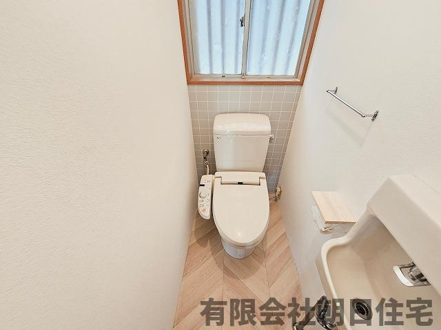 【トイレ】 | 古志原2丁目収益戸建 | 手洗いのあるトイレです