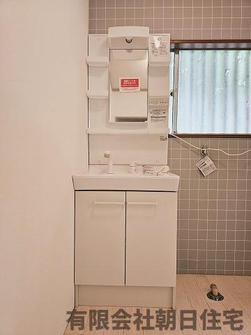 【独立洗面台】 | 古志原2丁目収益戸建 | 独立洗面台、小物を置くことができて便利です