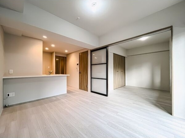 Louis Residence 弁天町の居間・リビング