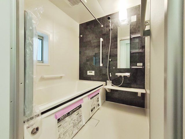 板橋区東新町2丁目 全9棟 D号棟の浴室|足を伸ばしてゆったりとご入浴いただける一坪タイプのユニットバス
お子様とのご入浴も快適な広さです(D号棟)
