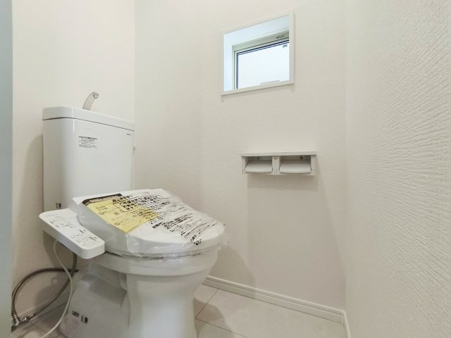 板橋区東新町2丁目 全9棟 D号棟のトイレ|トイレは1階・2階にございます
温水洗浄暖房便座機能付(D号棟)