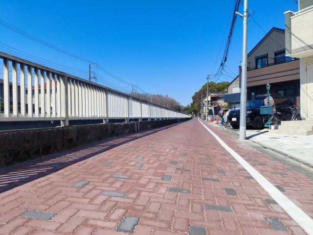 板橋区東新町2丁目 全9棟 D号棟の前面道路含む現地写真|南向きの道路は陽当り良好です
開放感溢れる立地で風通しも良好
お車の往来も少なく安心の立地