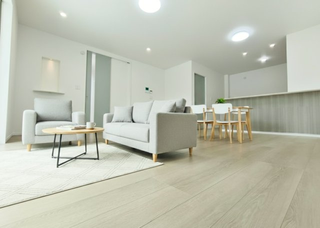 板橋区東新町2丁目 全9棟 E号棟の前面道路含む現地写真|南向きの道路は陽当り良好です
開放感溢れる立地で風通しも良好
お車の往来も少なく安心の立地