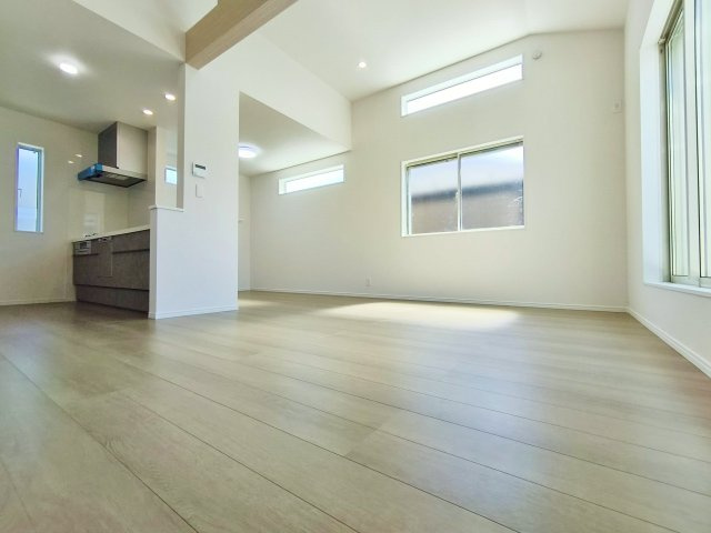 板橋区東新町2丁目 全9棟 D号棟の居間・リビング|2階に配し明るく開放的なな17.51帖のLDK(D号棟)