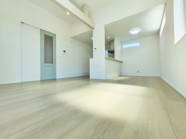 板橋区東新町2丁目 全9棟 D号棟の居間・リビング|シンプルモダンなリビングはどのような家具も合うようにいたしました♪(D号棟)