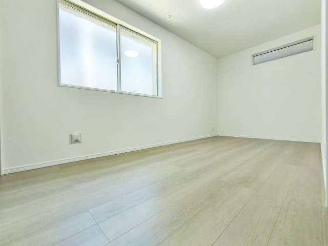 板橋区東新町2丁目 全9棟 D号棟の洋室|2階5.25帖洋室
全室2面採光・収納付
窓から暖かな光が入る快適なお部屋です(D号棟)