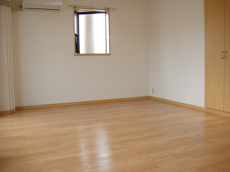 【設備】 | サンフィット | リビング（エアコン・出窓）