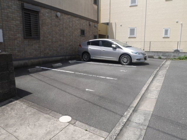 リュエルの駐車場