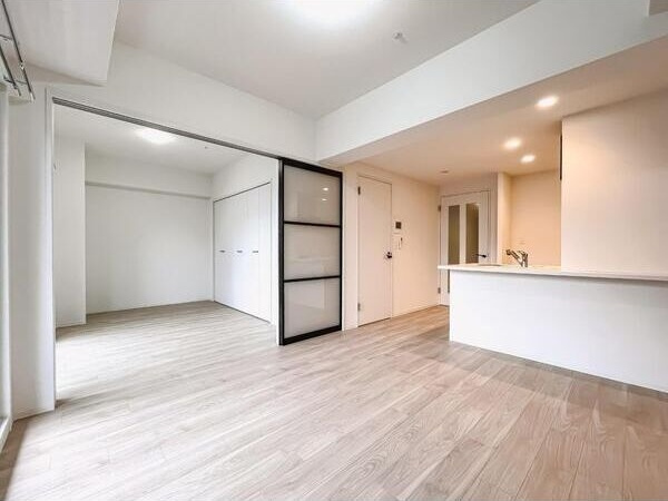 Louis Residence 弁天町の居間・リビング
