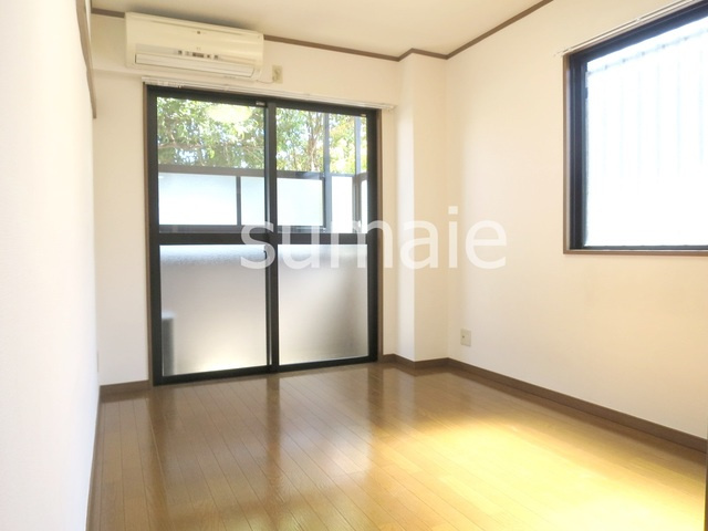 フローラ篠崎の居間・リビング|２面採光の洋室です。