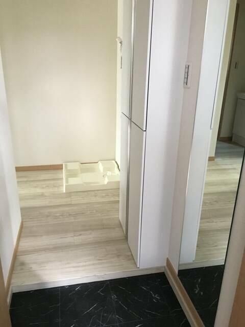 エアカーサ四ツ木の玄関