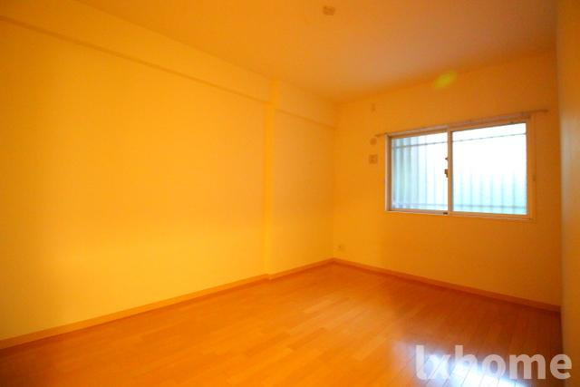 ＵＵＲコート茨木東中条の寝室|広くて明るい寝室