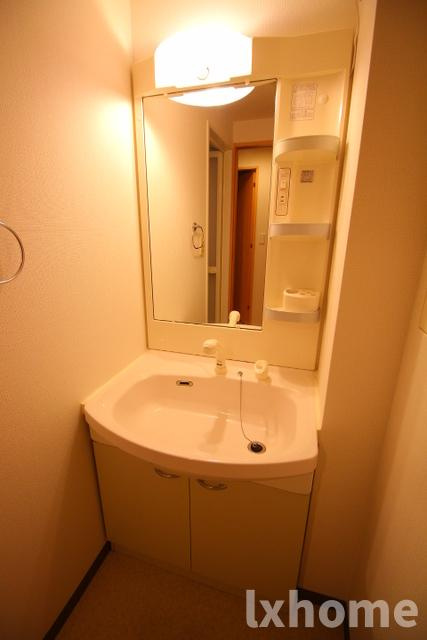 ＵＵＲコート茨木東中条の洗面所|脱衣スペースもあります