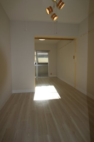サンコーポ諏訪の居間・リビング|白を基調とした明るいお部屋です。照明も設備で付いています。