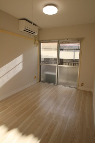 サンコーポ諏訪の居間・リビング|白を基調とした明るいお部屋です。照明も設備で付いています。
