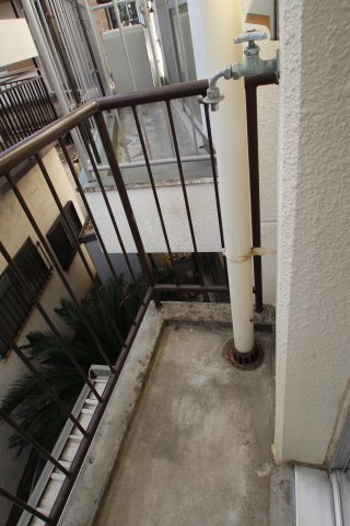 サンコーポ諏訪のバルコニー|洗濯機置き場はバルコニーとなります。南向きで陽当たりは良好です。