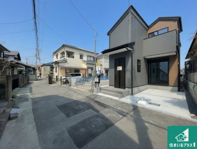 伊丹市堀池　第12期　新築一戸建ての前面道路含む現地写真|周辺は閑静な住宅街！前面道路広々で車の出し入れも便利です。駐車が苦手な方でも安心して車庫入れできます！