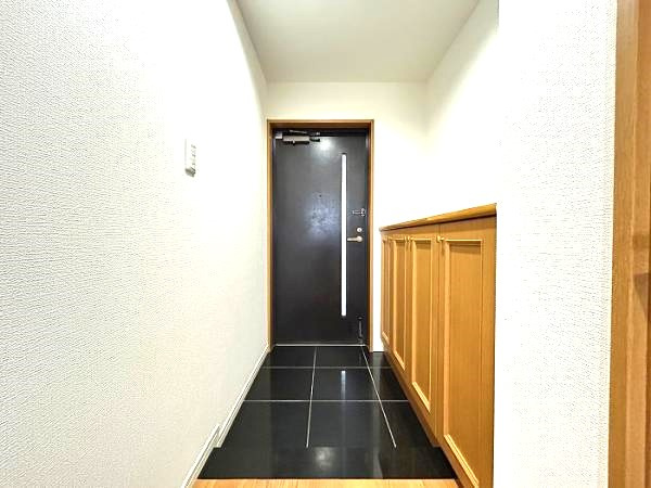 サンリヤンガーデン春日Ⅴ番館の玄関|シューズボックス付きなので付きなので玄関をきれいに保てます☆靴が多い方も収納場所には困りません☆