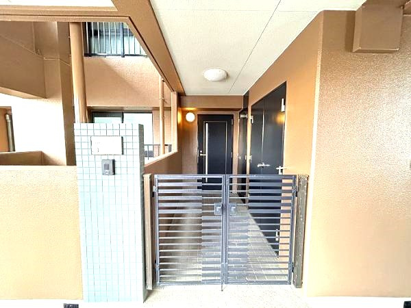 サンリヤンガーデン春日Ⅴ番館の玄関|柵付きなのでプライバシーが保たれています☆特別感がありますね♪