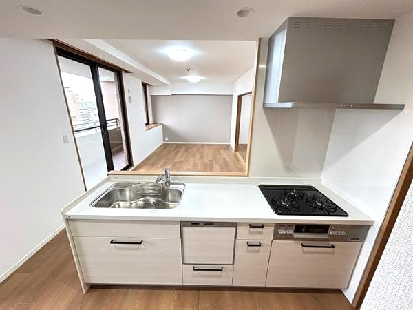 サンリヤンガーデン春日Ⅴ番館のキッチン|カウンターキッチンです☆料理中も家族と会話や子供の様子見ができるので安心ですね♪
