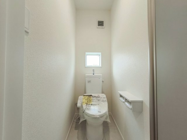 板橋区東新町2丁目 全9棟 I号棟のトイレ|トイレは1階・2階にございます
温水洗浄暖房便座機能付(I号棟)
