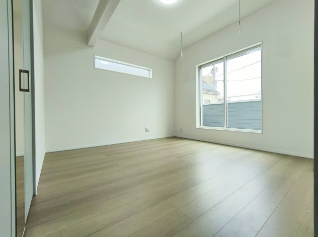 板橋区東新町2丁目 全9棟 I号棟の洋室|2階8.0帖洋室
主寝室にもピッタリな広々とした居室
南向きの窓から暖かな光が入る快適なお部屋です(I号棟)