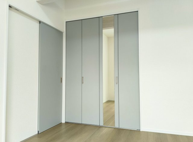 板橋区東新町2丁目 全9棟 I号棟の収納|2階8.0帖洋室　クローゼット
壁面にはミラー付大型のクローゼット完備
お部屋はスッキリとお使いいただけます(I号棟)