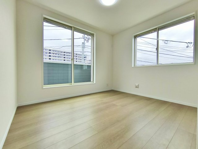 板橋区東新町2丁目 全9棟 I号棟の洋室|2階5.25帖洋室
全室5帖以上で広さをしっかりと確保
南向きのバルコニーへは2部屋かだ出入り可能(I号棟)