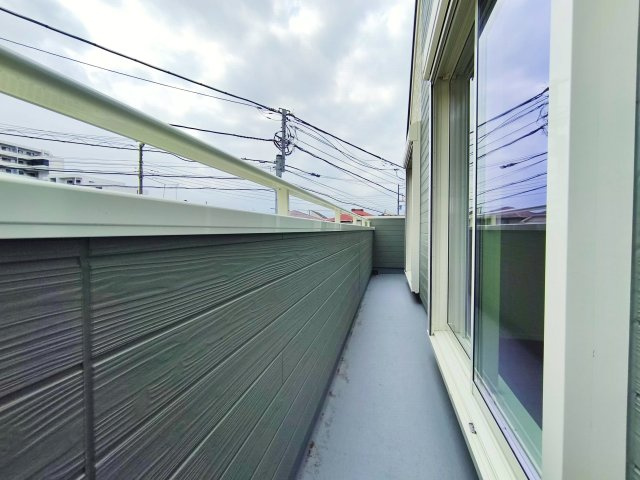 板橋区東新町2丁目 全9棟 I号棟のバルコニー|南向きのワイドバルコニー
陽当り良好でお洗濯物もしっかりと乾きます(I号棟)