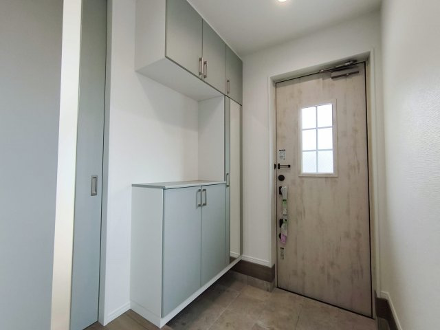 板橋区東新町2丁目 全9棟 I号棟の玄関|玄関先にはご家族皆様の靴をしっかりと収納いただけるシューズボックス付
明るく迎えてくれる玄関スペースです(I号棟)