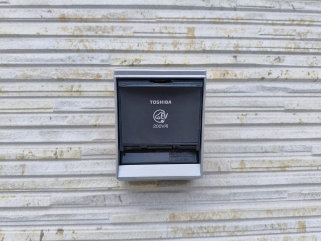 板橋区東新町2丁目 全9棟 I号棟の設備|電気を動力とするEV車、充電が可能なハイブリッド車「PHEV車」の充電を行えるコンセント完備
(I号棟)