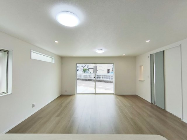 板橋区東新町2丁目 全9棟 I号棟の居間・リビング|通風・採光にも優れ、心地よい光と風があふれる心地よい空間
足元から暖かい床暖房完備(I号棟)